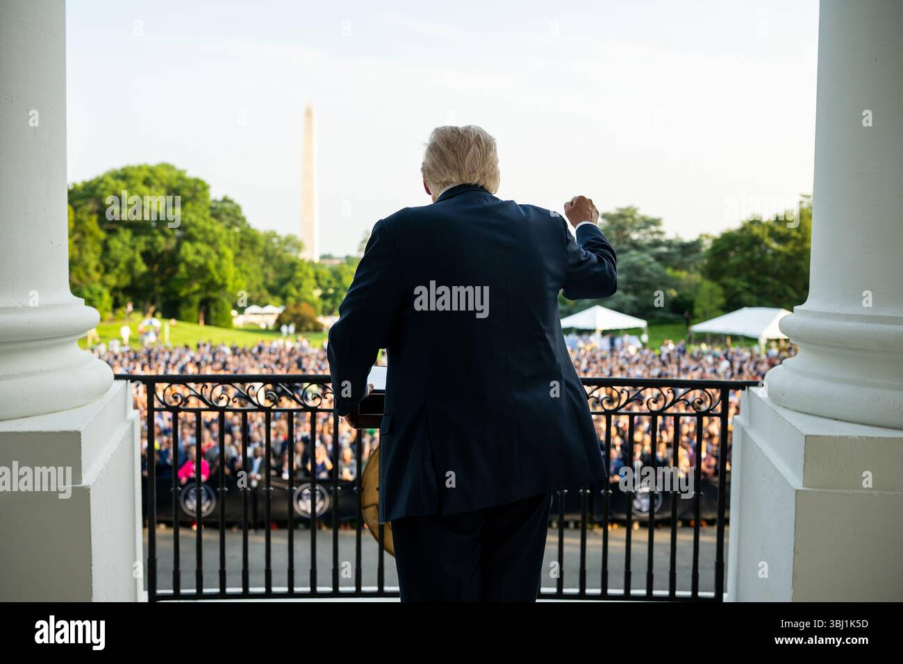 Il presidente Donald Trump fa delle osservazioni durante la “serata estiva” sul South Lawn della Casa Bianca, mercoledì 4 giugno 2025. Foto Stock