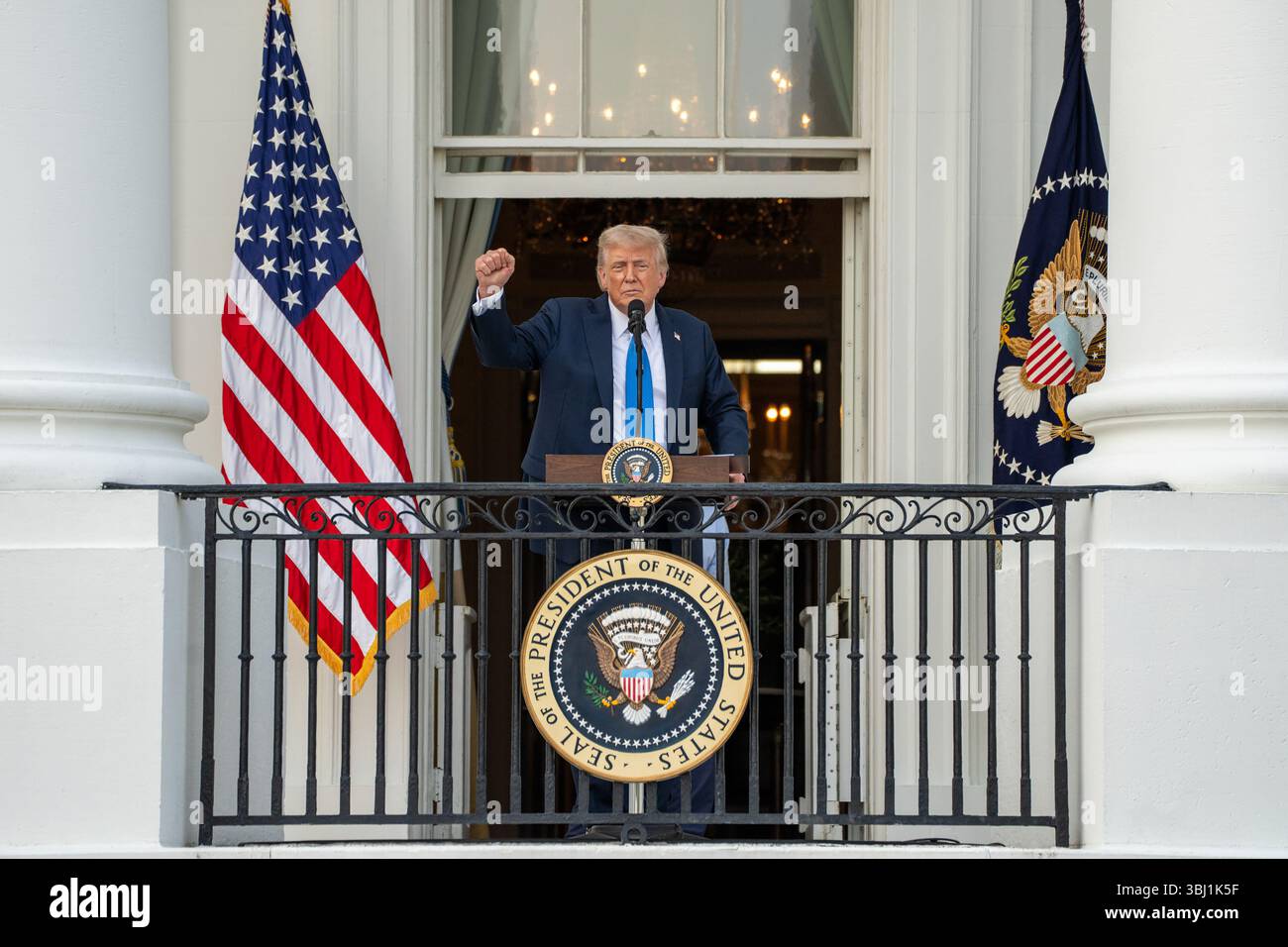 Il presidente Donald Trump fa delle osservazioni durante la “serata estiva” sul South Lawn della Casa Bianca, mercoledì 4 giugno 2025. Foto Stock