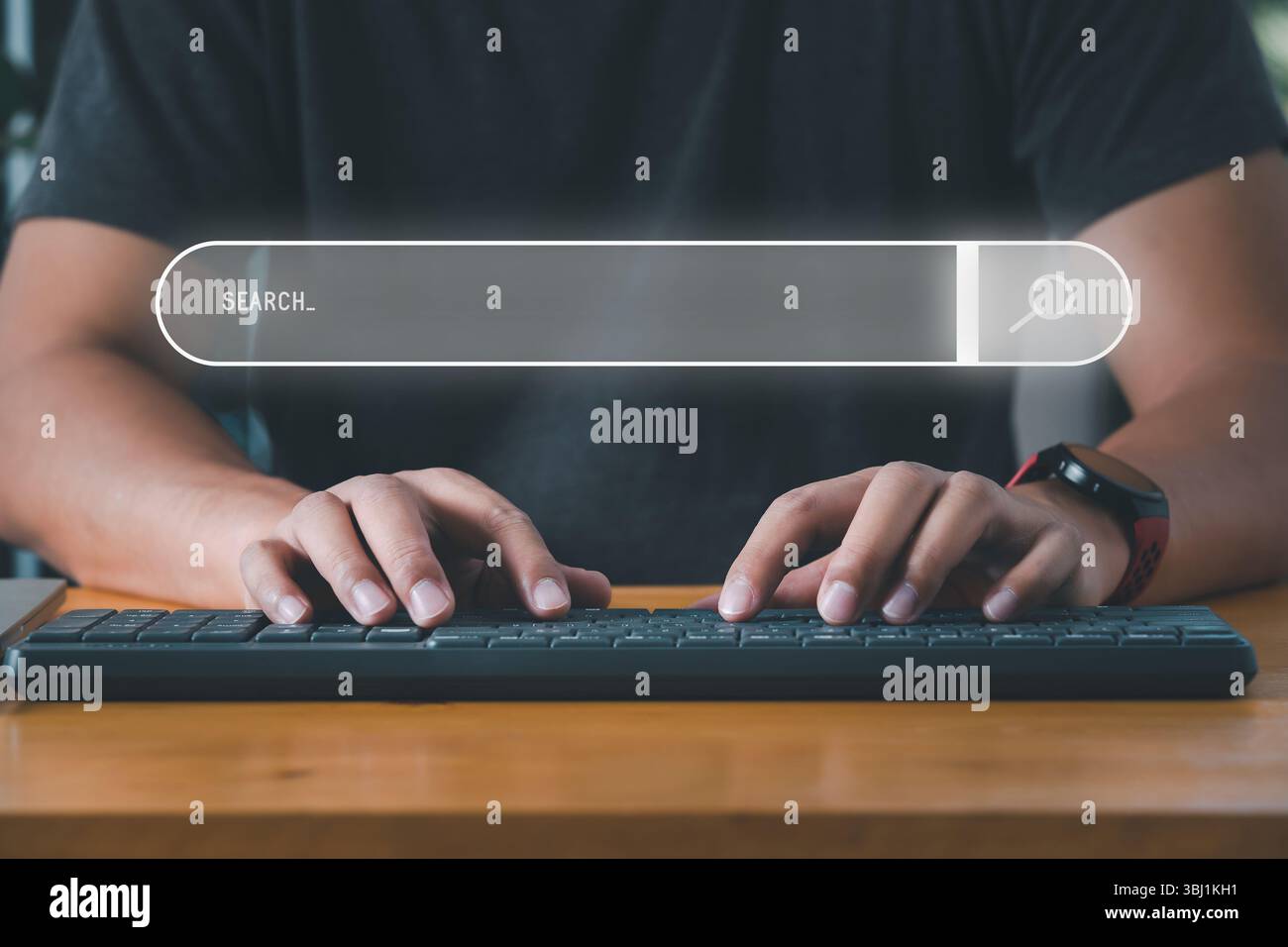 Le mani dell'uomo usano una tastiera per cercare informazioni tramite il motore di ricerca di big data. Tecnologia di ricerca dati Ottimizzazione del motore di ricerca. Foto Stock