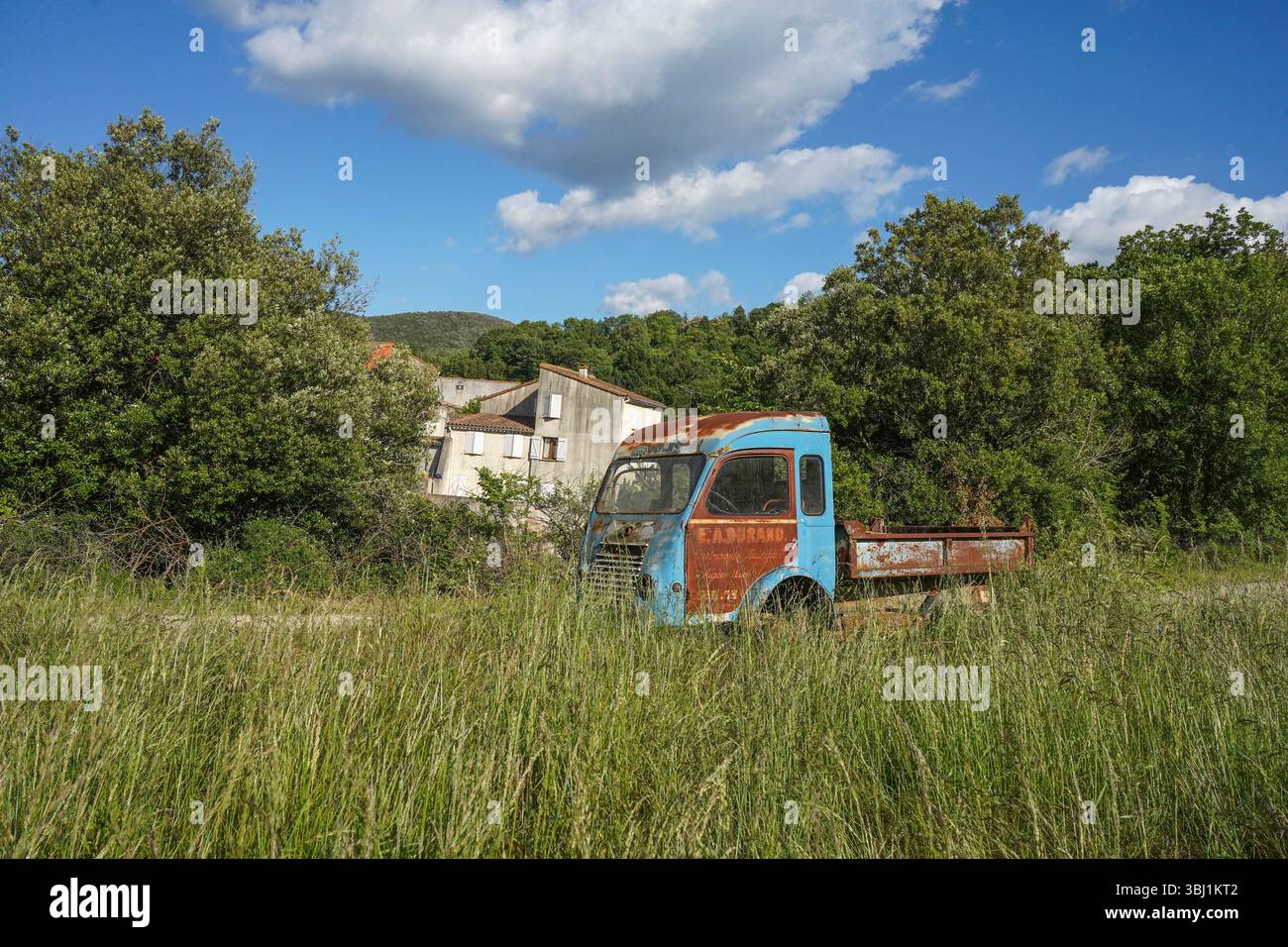 Relitto abbandonato, piccolo camion Goélette Renault o veicolo nella campagna della regione di Aude in Francia. Foto Stock