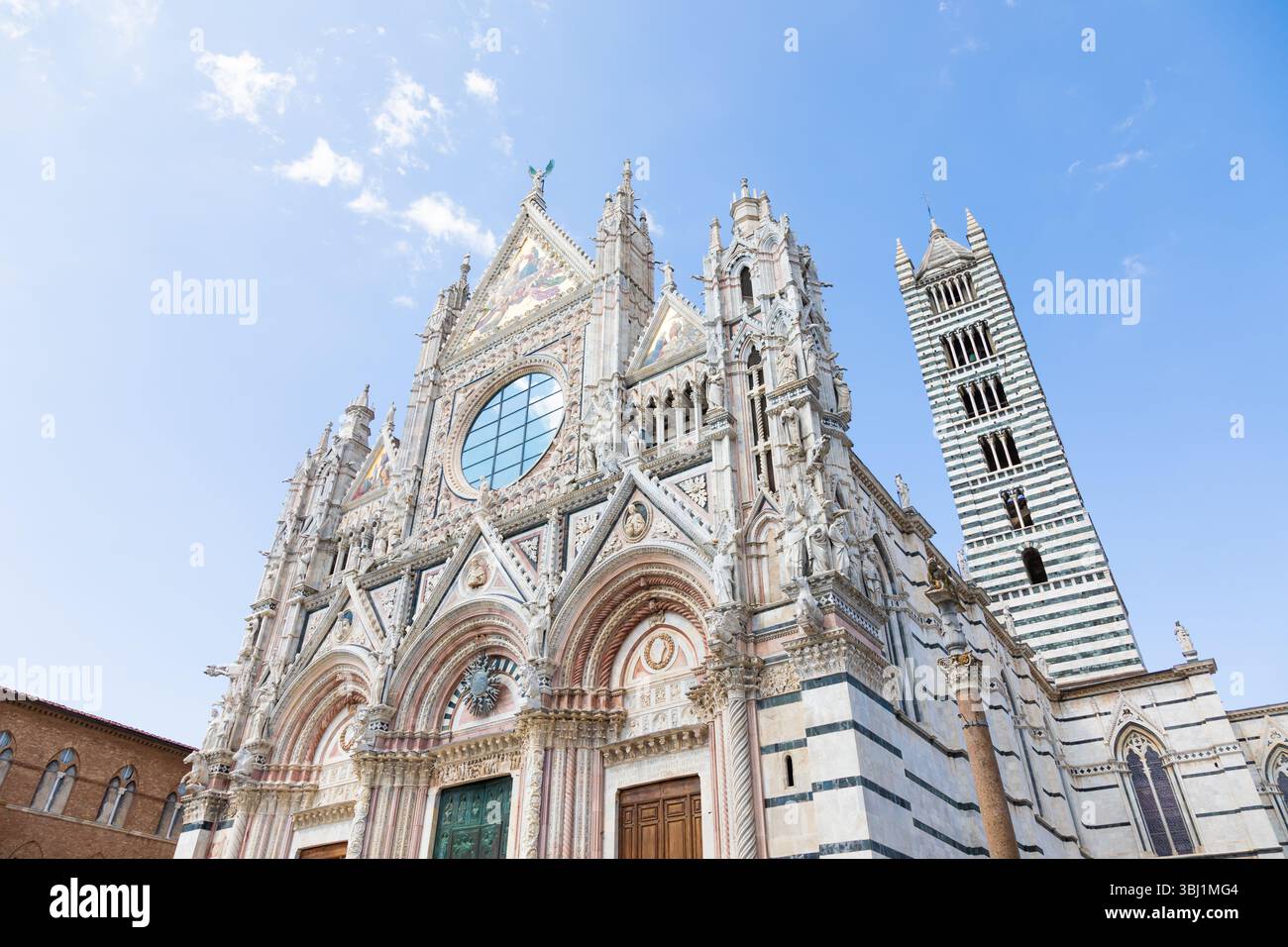 Cattedrale di Siena in Italia. Marmo bianco con cielo blu, famoso simbolo della Toscana Foto Stock
