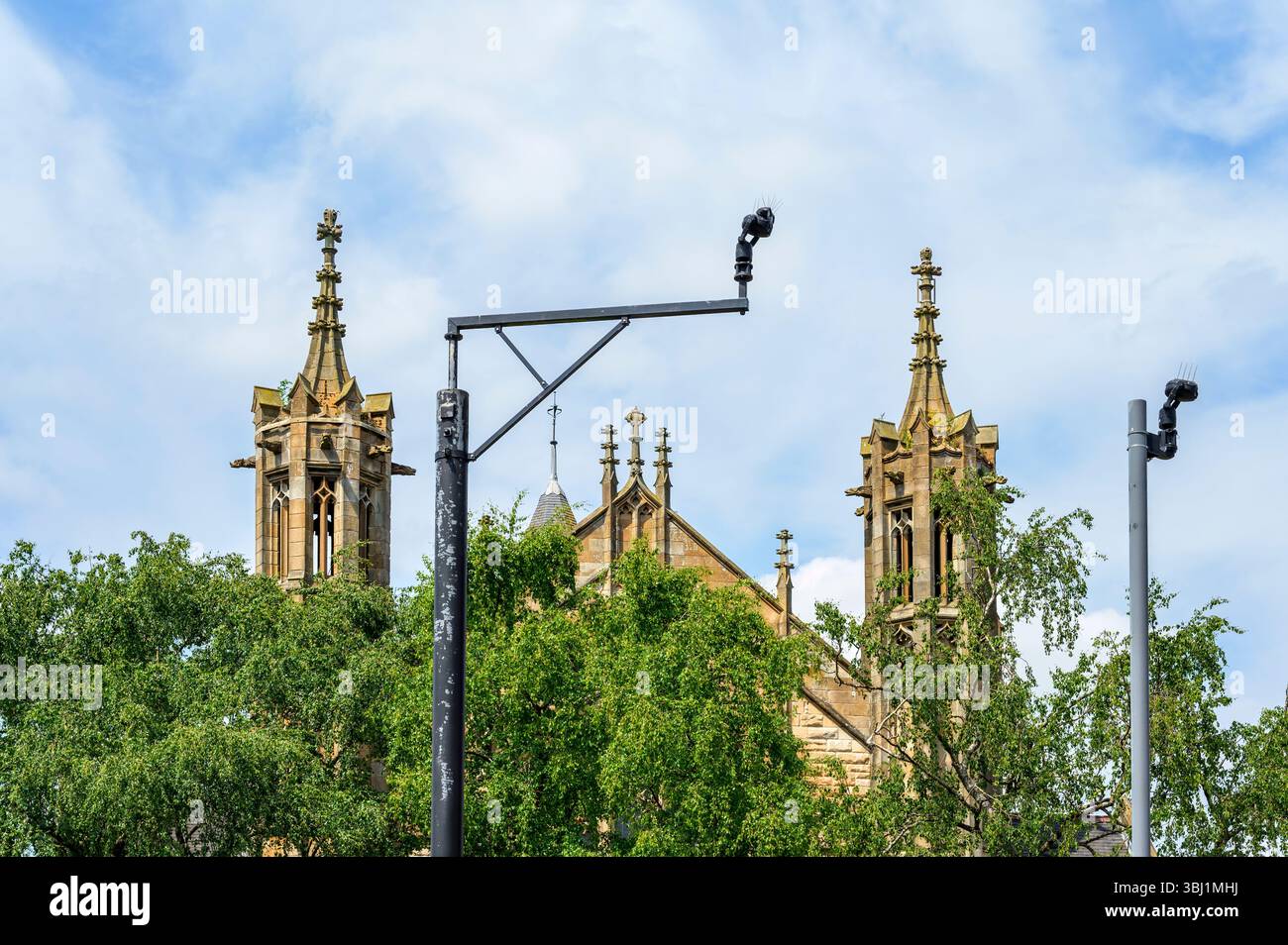 Due telecamere di sicurezza a circuito chiuso accanto a una chiesa, Glasgow, Scozia, Regno Unito, Europa Foto Stock