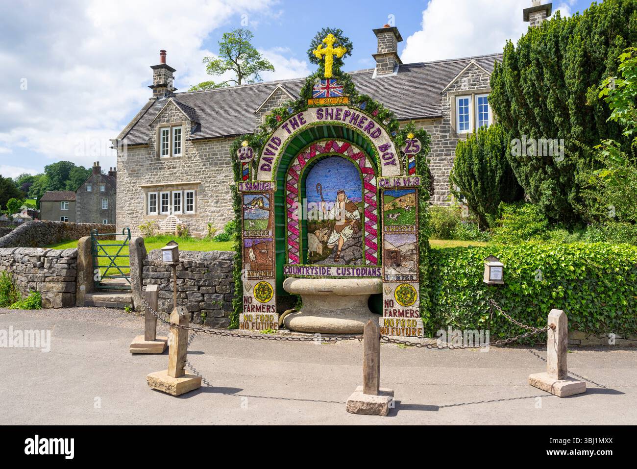 Tissington Well medicazioni 2025 mani Well Tissington Derbyshire Peak District Derbyshire, Inghilterra GB Regno Unito Europa Foto Stock