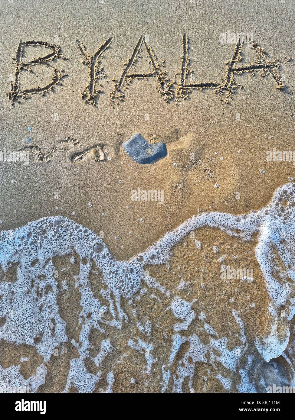 iscrizione su una spiaggia di sabbia scritta in lettere. Iscrizione Byala. Città turistica in Bulgaria Foto Stock