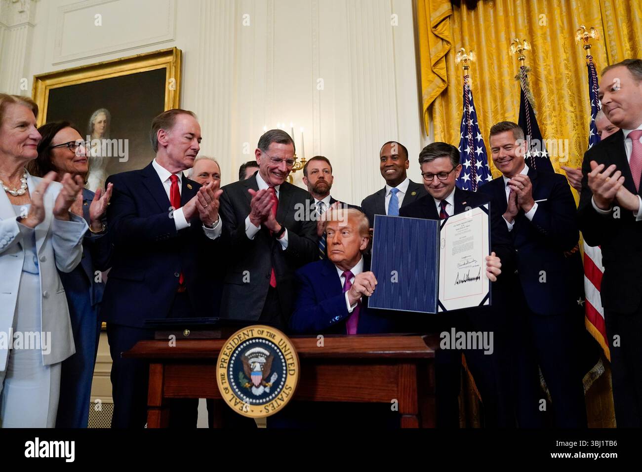 Washington, Stati Uniti. 12 giugno 2025. Il presidente Donald Trump esibisce un disegno di legge firmato durante una cerimonia nella East Room della Casa Bianca a Washington, DC, giovedì 12 giugno 2025. Trump ha firmato tre risoluzioni del Congresso giovedì che impedirebbero il piano della California di porre fine alla vendita di veicoli esclusivamente a benzina entro il 2035, riferisce Reuters, citando un funzionario della Casa Bianca che non ha identificato. Foto di al Drago/UPI credito: UPI/Alamy Live News Foto Stock