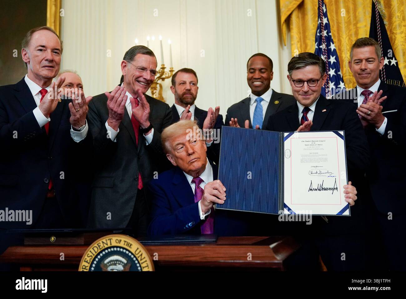 Washington, Stati Uniti. 12 giugno 2025. Il presidente Donald Trump esibisce un disegno di legge firmato durante una cerimonia nella East Room della Casa Bianca a Washington, DC, giovedì 12 giugno 2025. Trump ha firmato tre risoluzioni del Congresso giovedì che impedirebbero il piano della California di porre fine alla vendita di veicoli esclusivamente a benzina entro il 2035, riferisce Reuters, citando un funzionario della Casa Bianca che non ha identificato. Foto di al Drago/UPI credito: UPI/Alamy Live News Foto Stock