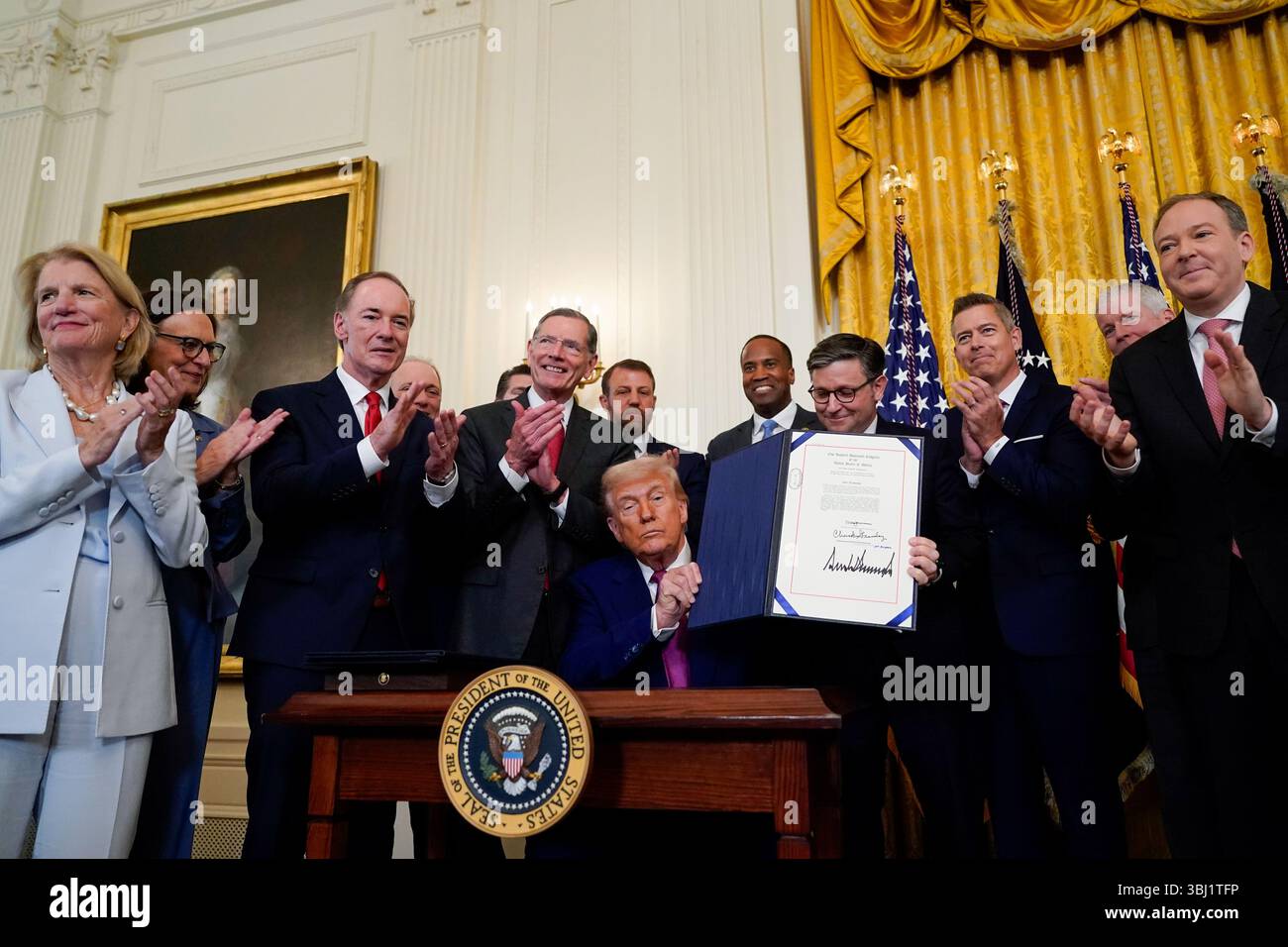 Washington, Stati Uniti. 12 giugno 2025. Il presidente Donald Trump esibisce un disegno di legge firmato durante una cerimonia nella East Room della Casa Bianca a Washington, DC, giovedì 12 giugno 2025. Trump ha firmato tre risoluzioni del Congresso giovedì che impedirebbero il piano della California di porre fine alla vendita di veicoli esclusivamente a benzina entro il 2035, riferisce Reuters, citando un funzionario della Casa Bianca che non ha identificato. Foto di al Drago/UPI credito: UPI/Alamy Live News Foto Stock