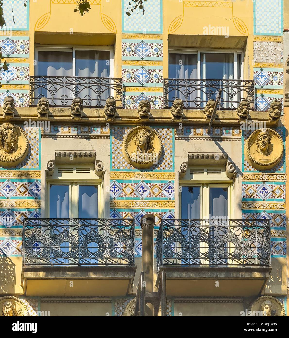 Barcellona, Spagna - 11 luglio 2024: Scenario Las Ramblas. Facciata piena di colori e statue su 33 Rambla dels Caputxins Foto Stock