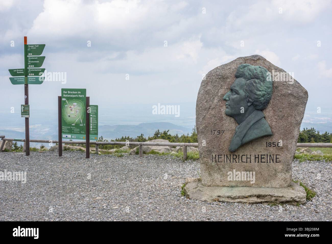 Heinrich Heine Memorial, Heine Memorial sulla sommità del Brocken, altopiano sommitale, pietra di granito con placca Heine, ritratto del poeta su bronzo Foto Stock
