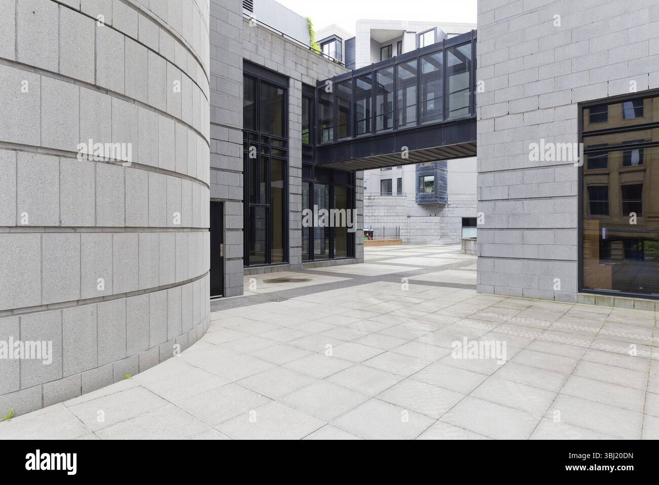 Architettura, edificio moderno vicino al tribunale municipale, Montreal, provincia del Quebec, Canada, Nord America Foto Stock