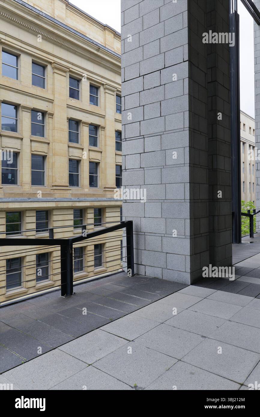 Architettura, edificio moderno vicino al tribunale municipale, Montreal, provincia del Quebec, Canada, Nord America Foto Stock