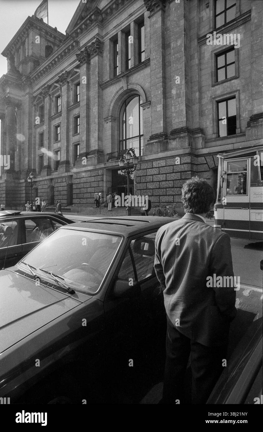 Germania, Berlino, 20 maggio 1992, edificio del Reichstag, Bundestag tedesco, flotta di veicoli, limousine, Europa Foto Stock