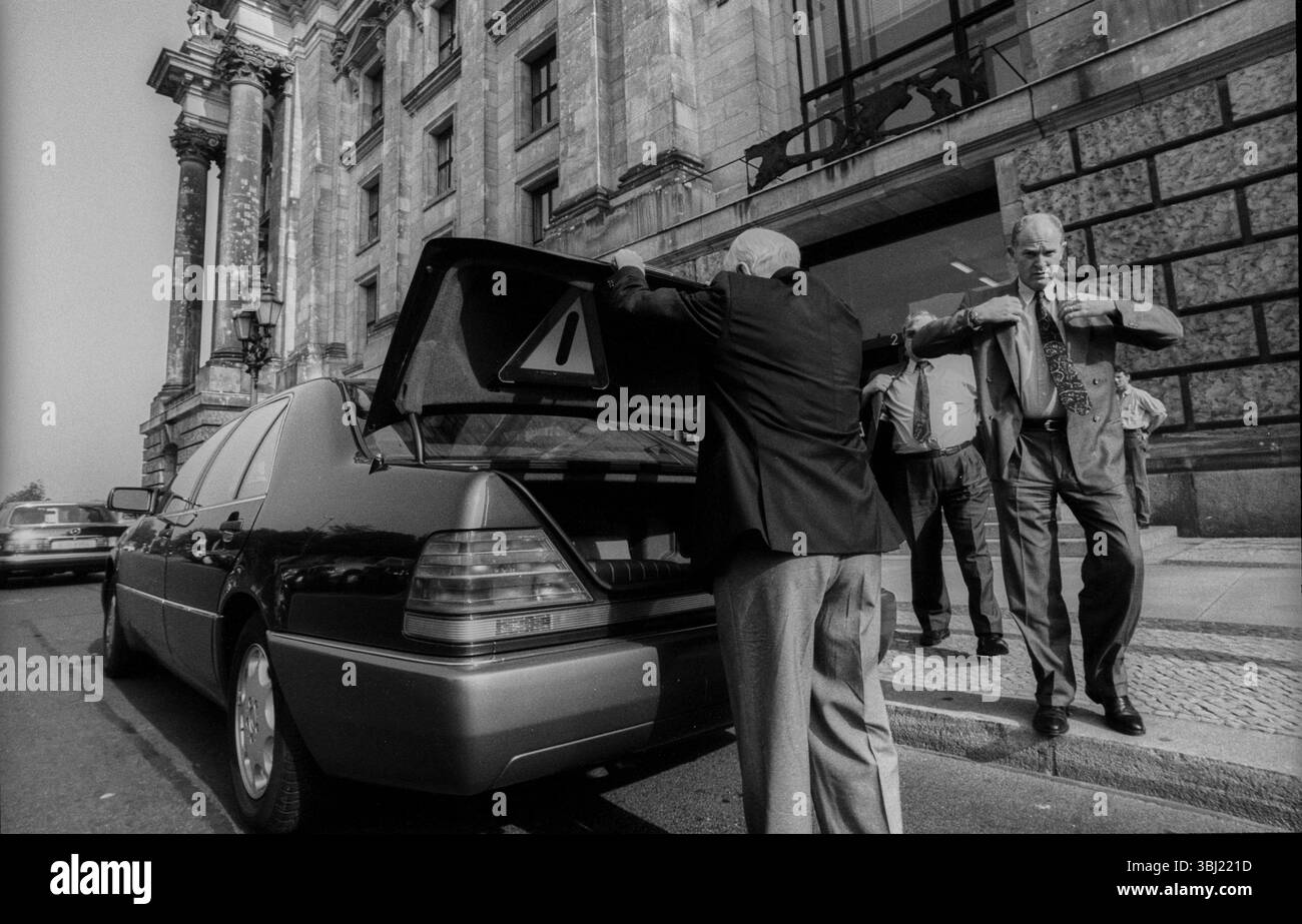 Germania, Berlino, 20 maggio 1992, edificio del Reichstag, Bundestag tedesco, flotta di veicoli, limousine, Europa Foto Stock