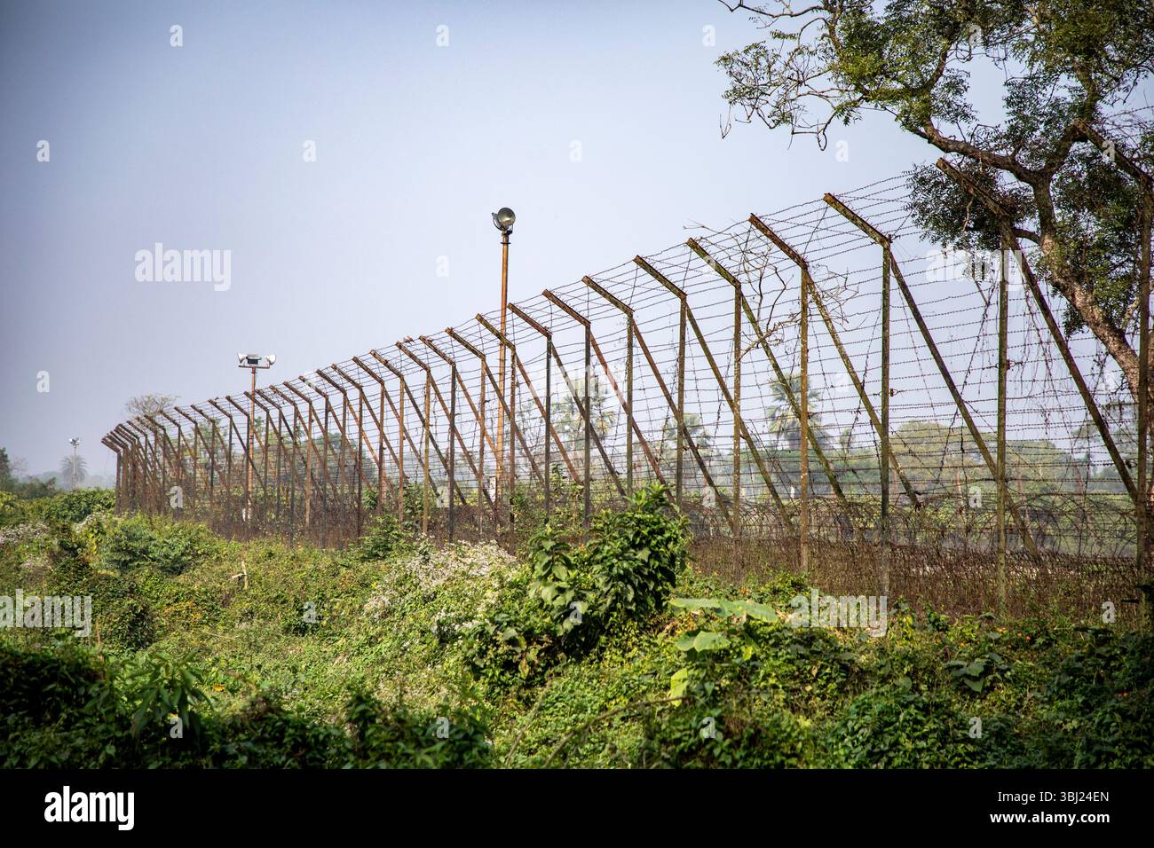 Una barriera di confine sul confine tra Bangladesh e India a Brahmanbaria, Bangladesh. Foto Stock