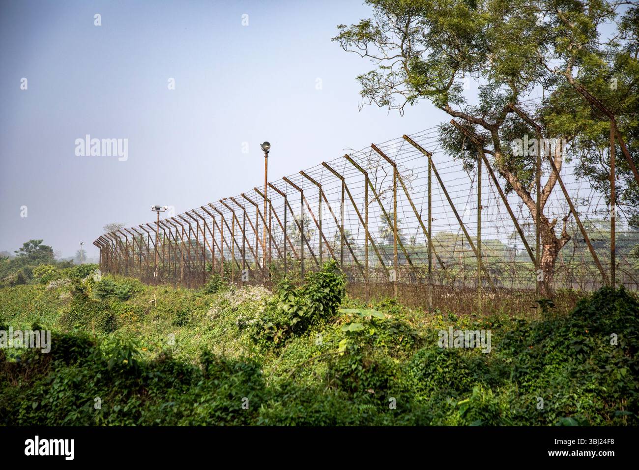 Una barriera di confine sul confine tra Bangladesh e India a Brahmanbaria, Bangladesh. Foto Stock