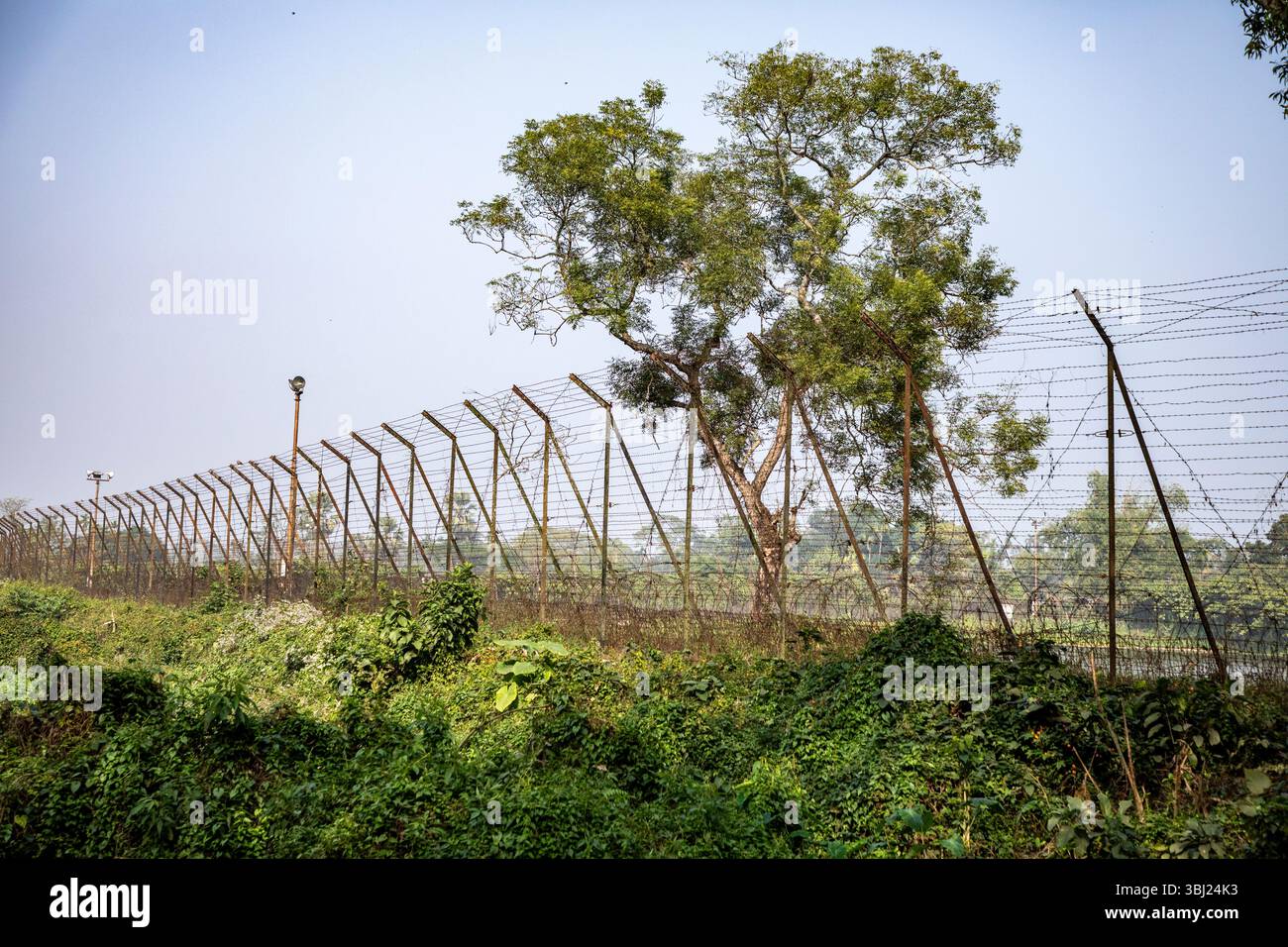 Una barriera di confine sul confine tra Bangladesh e India a Brahmanbaria, Bangladesh. Foto Stock