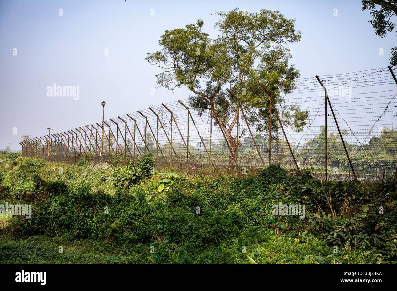 Una barriera di confine sul confine tra Bangladesh e India a Brahmanbaria, Bangladesh. Foto Stock