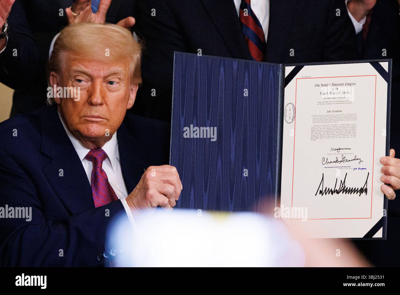 Washington, Stati Uniti. 12 giugno 2025. Il presidente degli Stati Uniti Donald Trump mostra un disegno di legge firmato in un evento di firma del disegno di legge nella sala orientale della Casa Bianca a Washington DC, giovedì 12 giugno 2025. Il presidente Trump sta firmando una misura che blocca un divieto della California sulle auto alimentate a benzina entro il 2035. (Foto di Aaron Schwartz/Sipa USA) credito: SIPA USA/Alamy Live News Foto Stock