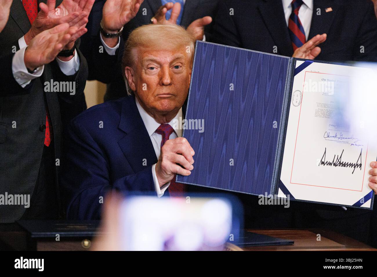 Washington, Stati Uniti. 12 giugno 2025. Il presidente degli Stati Uniti Donald Trump mostra un disegno di legge firmato in un evento di firma del disegno di legge nella sala orientale della Casa Bianca a Washington DC, giovedì 12 giugno 2025. Il presidente Trump sta firmando una misura che blocca un divieto della California sulle auto alimentate a benzina entro il 2035. (Foto di Aaron Schwartz/Sipa USA) credito: SIPA USA/Alamy Live News Foto Stock