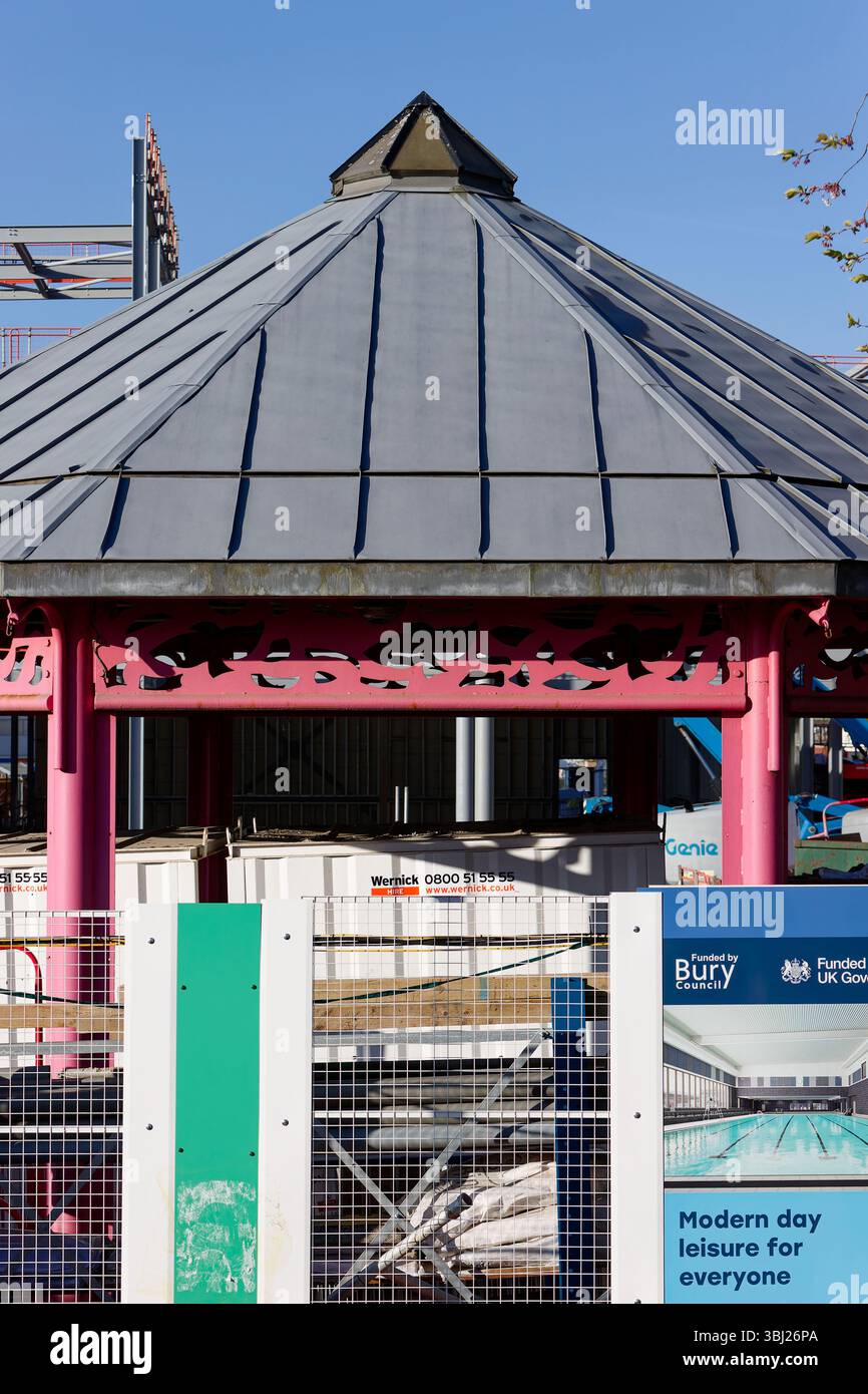 Radcliffe bandstand dietro l'accumulo di sicurezza nel cantiere del centro civico, rigenerazione del centro cittadino a Greater manchester, regno unito Foto Stock