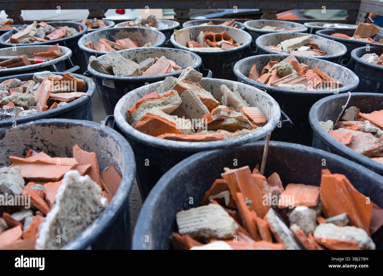 Secchi pieni di piastrelle di terracotta rotte e frammenti di ceramica derivanti da lavori di demolizione o ristrutturazione di edifici a Lisbona, Portogallo, Europa. Foto Stock