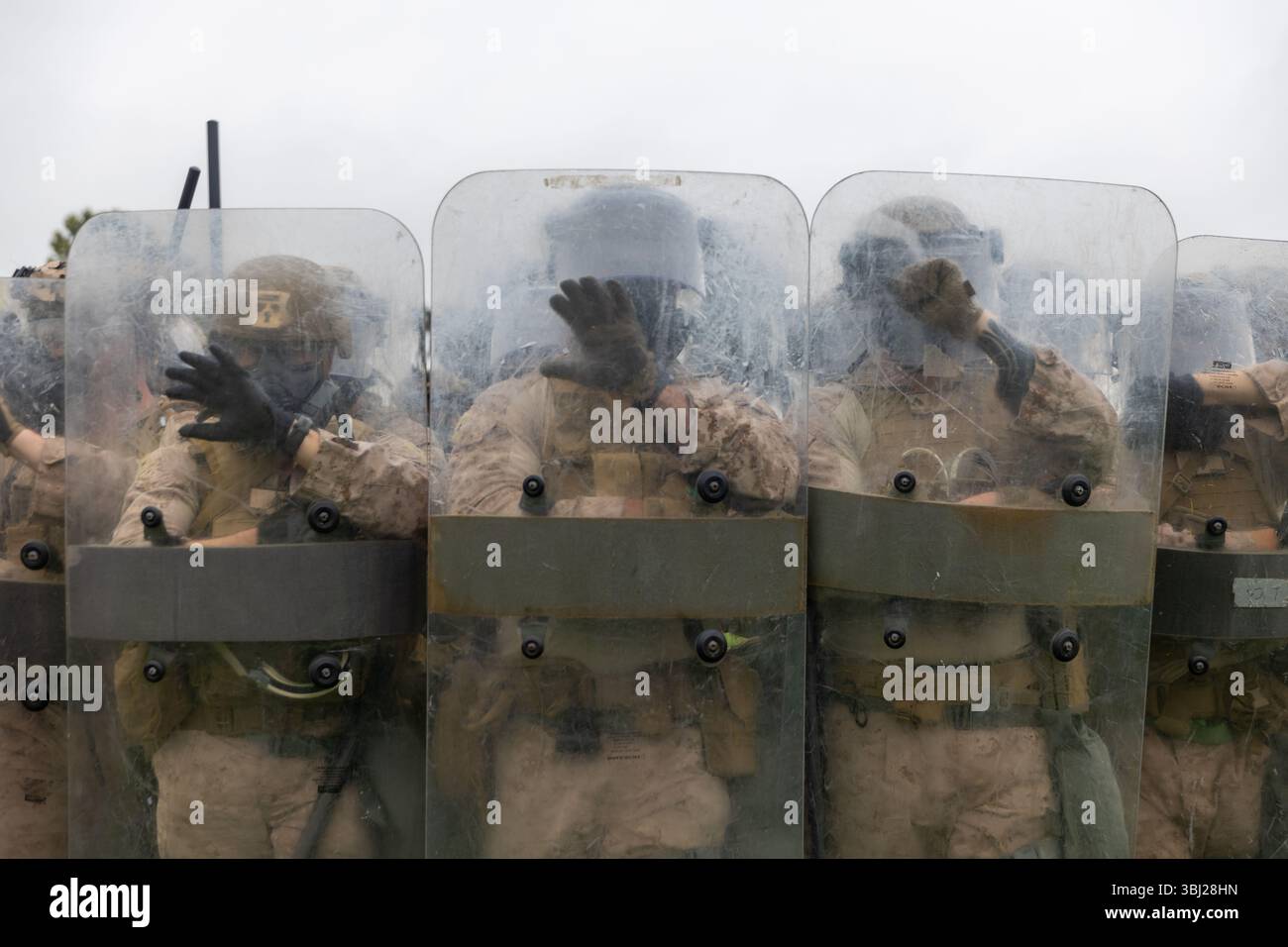 Los Angeles, Stati Uniti. 11 giugno 2025. US Marines con 2nd Battalion, 7th Marine Regiment, 1st Marine Division, prova tattiche non letali dopo essere stato messo in allerta dal presidente Donald Trump in risposta alle proteste sull'immigrazione, 11 giugno 2025 a Los Angeles, California. Trump inviò 700 Marines degli Stati Uniti e 4.000 soldati della Guardia Nazionale per aiutare a proteggere le proprietà federali e gli agenti federali. Credito: CPL. Jaye Townsend/U.S. Marine Corps/Alamy Live News Foto Stock