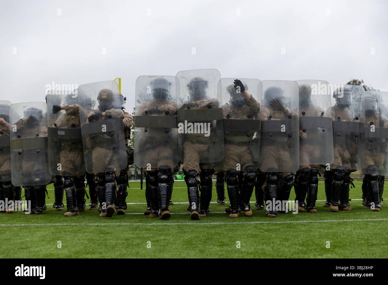 Los Angeles, Stati Uniti. 11 giugno 2025. US Marines con 2nd Battalion, 7th Marine Regiment, 1st Marine Division, prova tattiche non letali dopo essere stato messo in allerta dal presidente Donald Trump in risposta alle proteste sull'immigrazione, 11 giugno 2025 a Los Angeles, California. Trump inviò 700 Marines degli Stati Uniti e 4.000 soldati della Guardia Nazionale per aiutare a proteggere le proprietà federali e gli agenti federali. Credito: CPL. Jaye Townsend/U.S. Marine Corps/Alamy Live News Foto Stock