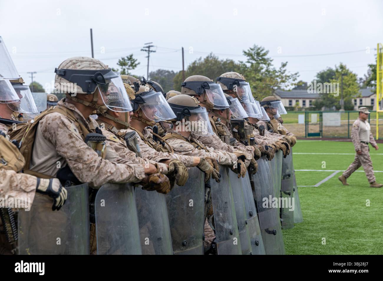 Los Angeles, Stati Uniti. 11 giugno 2025. US Marines con 2nd Battalion, 7th Marine Regiment, 1st Marine Division, prova tattiche non letali dopo essere stato messo in allerta dal presidente Donald Trump in risposta alle proteste sull'immigrazione, 11 giugno 2025 a Los Angeles, California. Trump inviò 700 Marines degli Stati Uniti e 4.000 soldati della Guardia Nazionale per aiutare a proteggere le proprietà federali e gli agenti federali. Credito: CPL. Jaye Townsend/U.S. Marine Corps/Alamy Live News Foto Stock