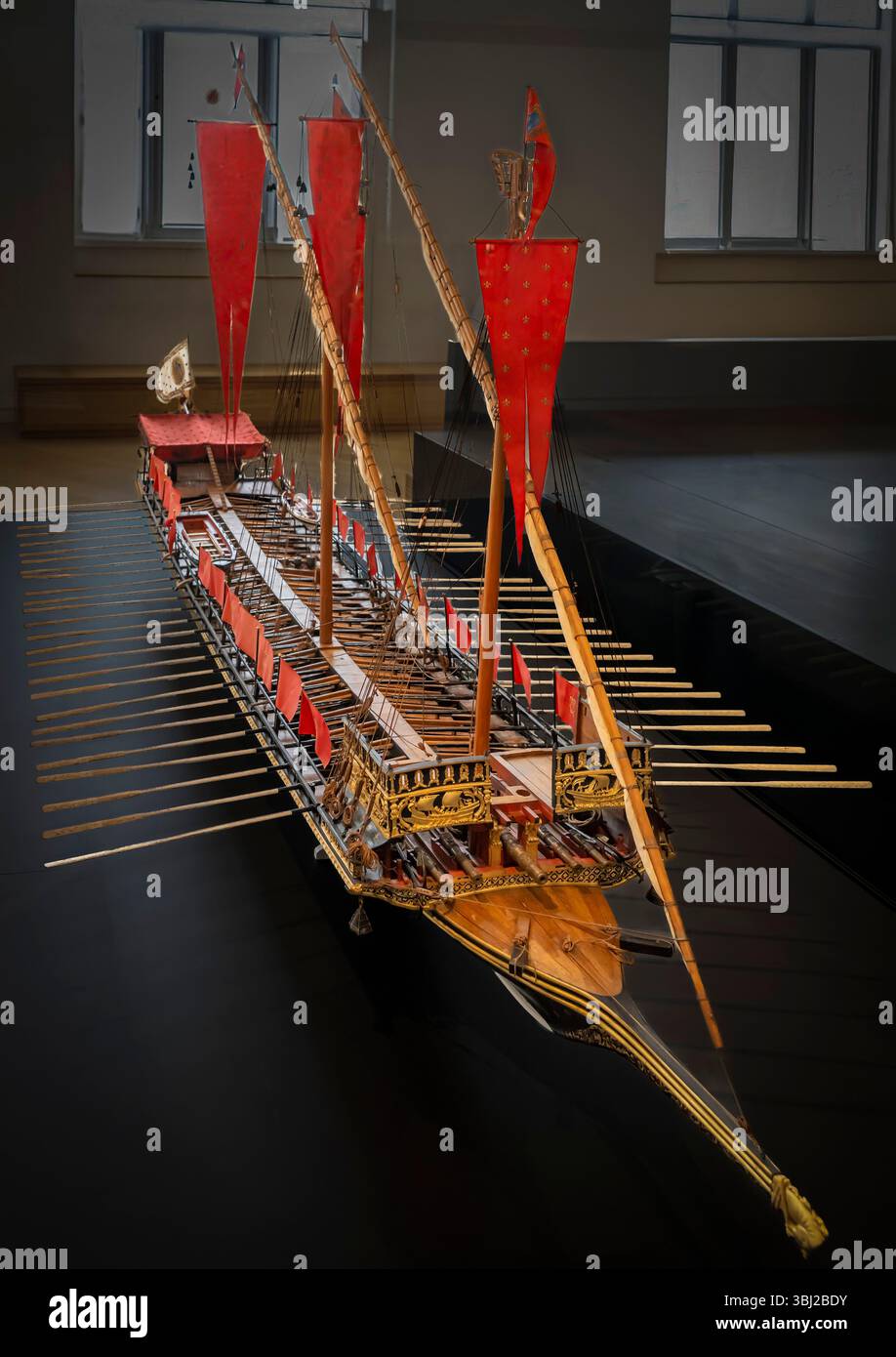 Parigi, Francia - 05 09 2025: Museo marittimo nazionale. Modello di dettaglio della galea ammiraglia Foto Stock