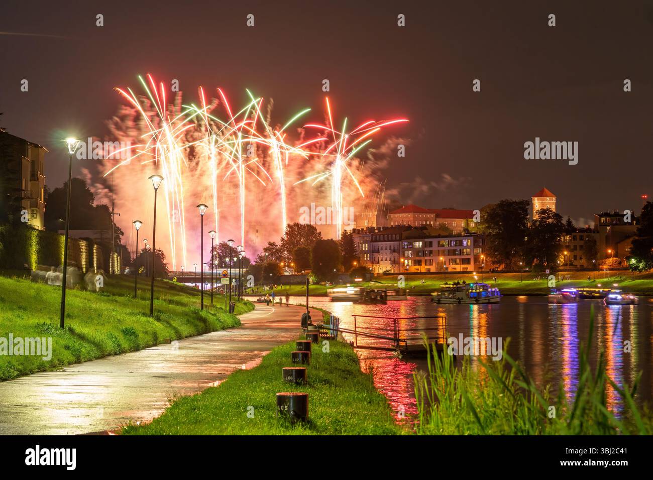 Spettacolo di fuochi d'artificio accanto al Castello reale di Wawel durante la grande Parata del Drago 2025. Cracovia, Polonia Foto Stock