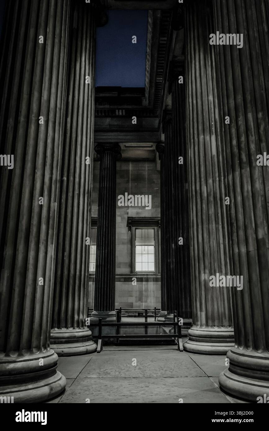 Fila di imponenti colonne neoclassiche, Londra, Regno Unito Foto Stock