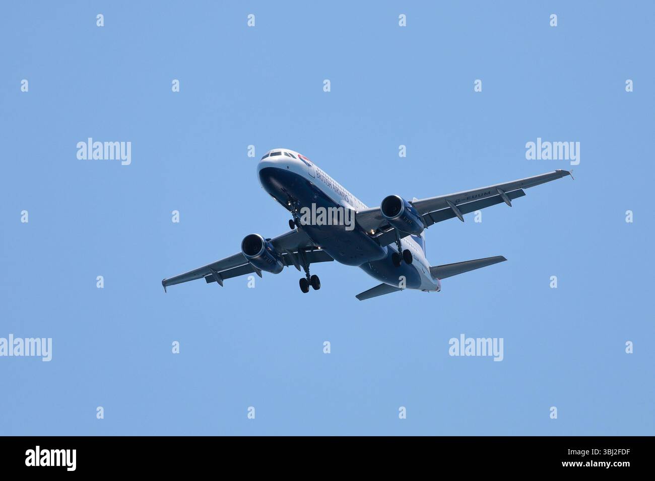 Un aereo a reazione Airbus A320 della British Airways in arrivo per atterrare, con sottocarro abbassato e deflettori estesi. Foto Stock