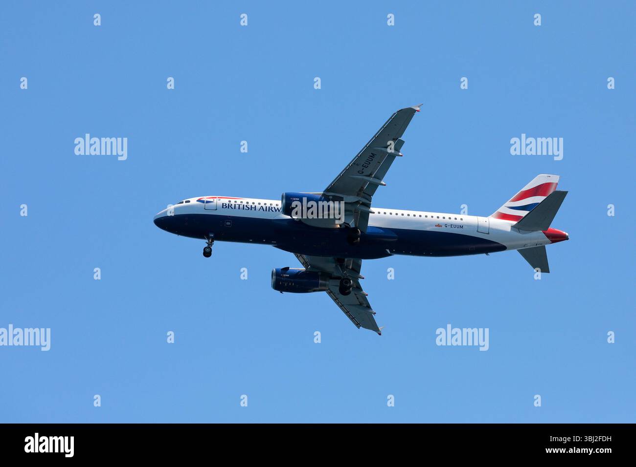 Un aereo a reazione Airbus A320 della British Airways in arrivo per atterrare, con sottocarro abbassato e deflettori estesi. Foto Stock