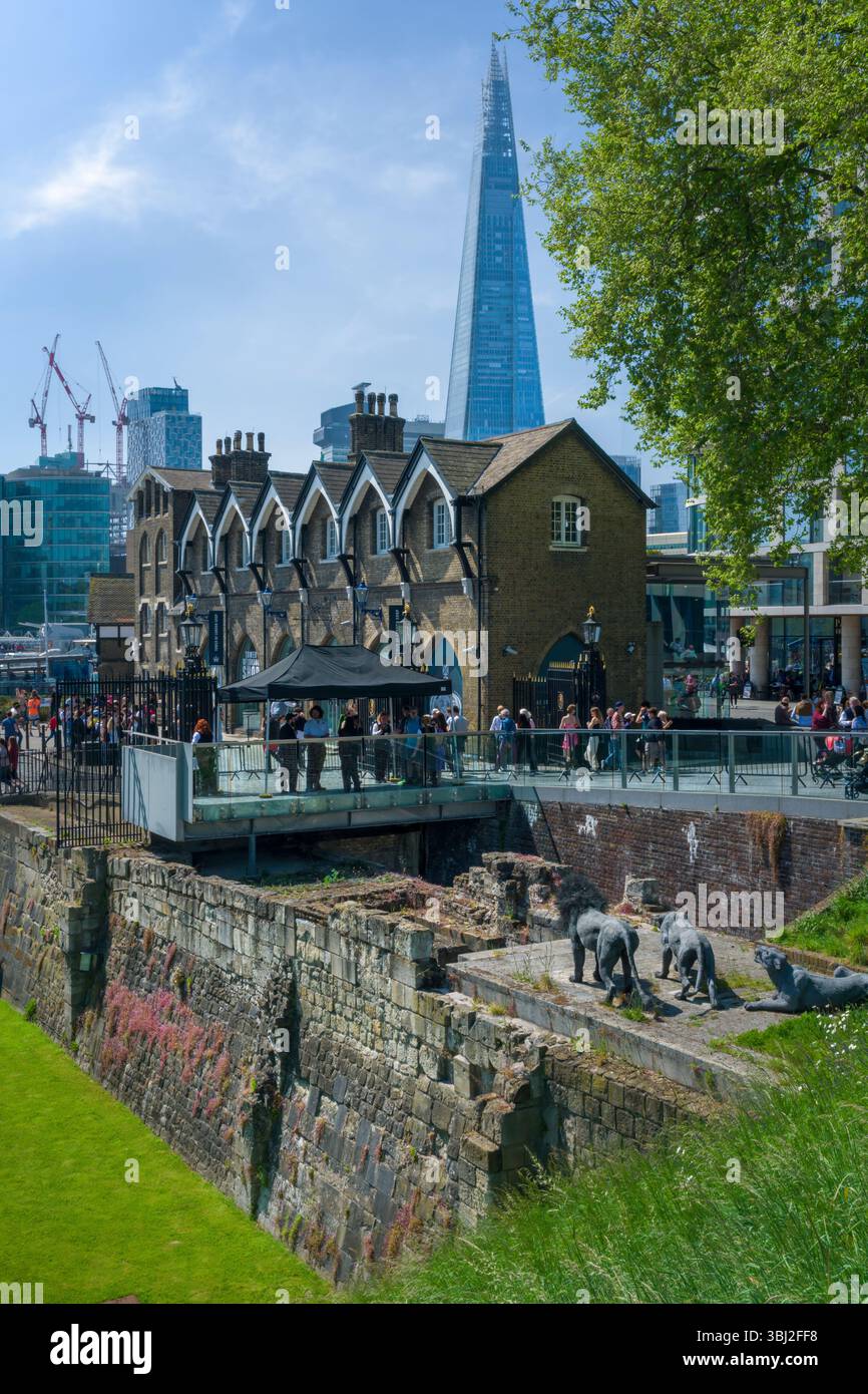 Londra, Inghilterra - l'ingresso alla Torre di Londra in una luminosa giornata primaverile nel centro di Londra. Foto Stock