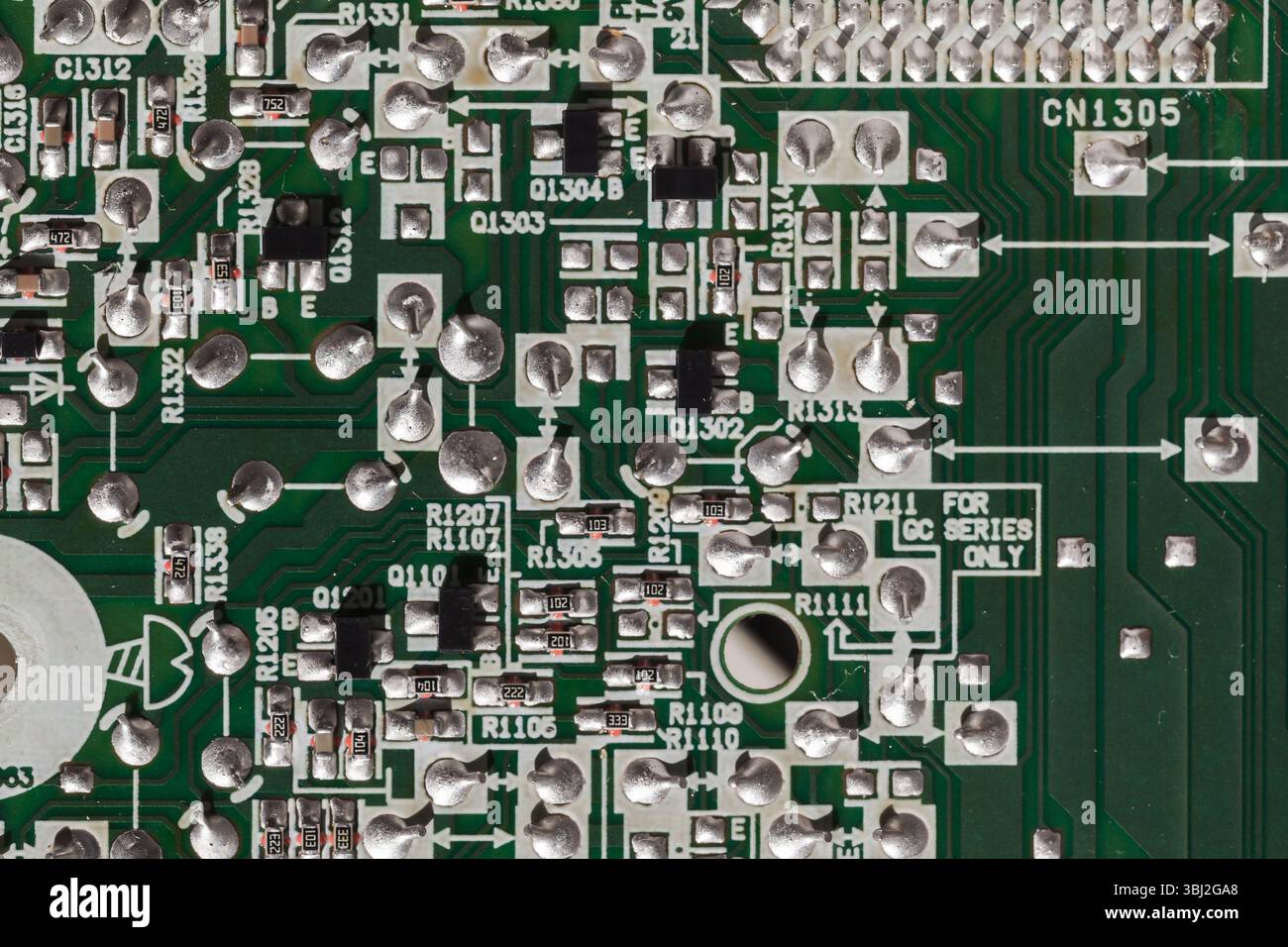 Primo piano dettagliato di una scheda elettronica, che mostra design, componenti e complessità tecnologica. Acquisisce precisione e connettività di t Foto Stock