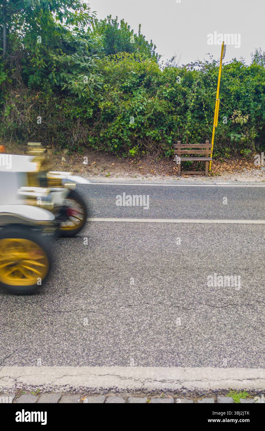 Fermata dell'autobus a un posto appariscente. Il veicolo turistico sfocato in movimento si muove accanto Foto Stock