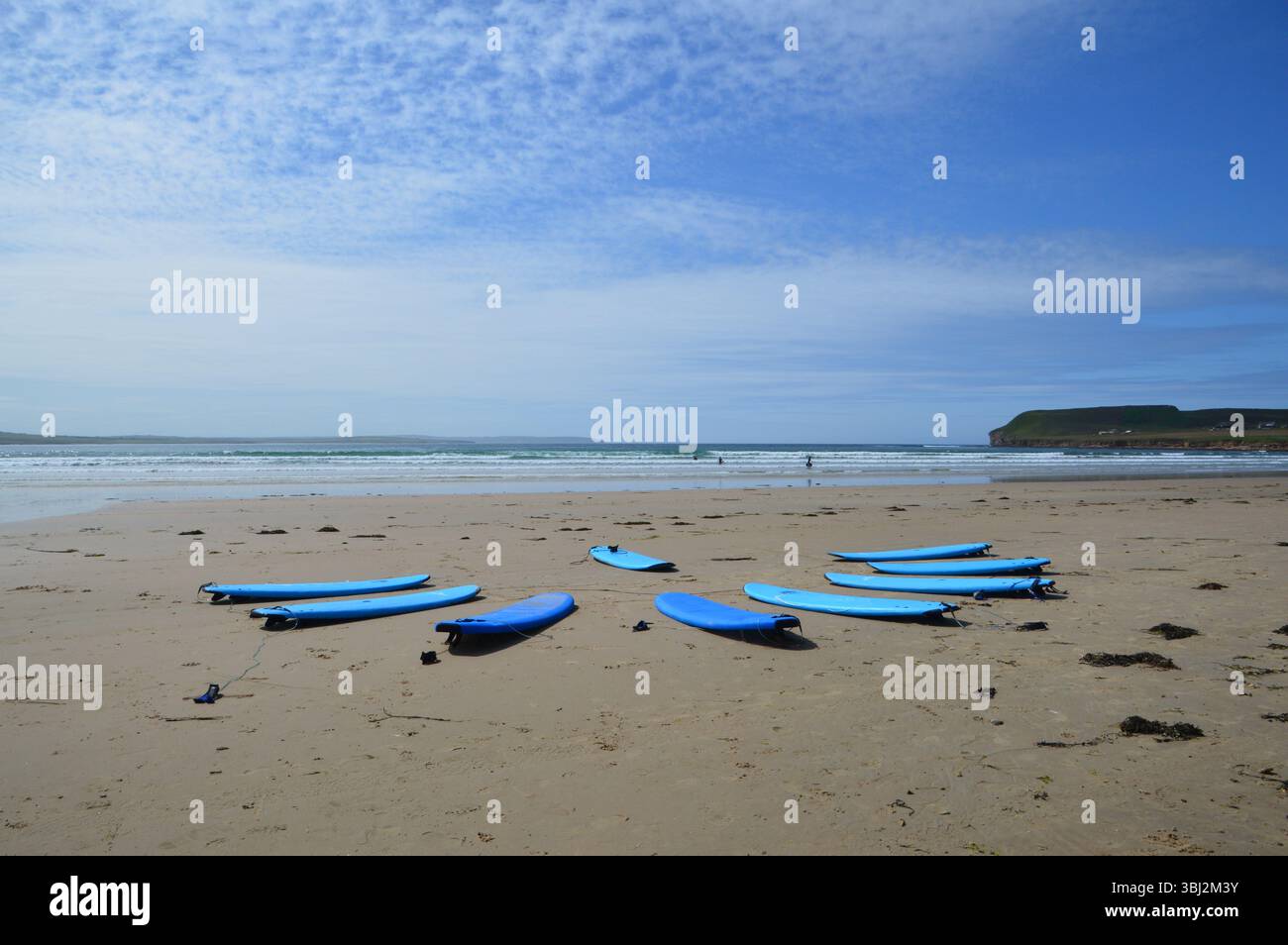 Tavole da surf blu brillante sulla spiaggia sabbiosa lungo il percorso North Coast 500 nel nord della Scozia, catturate il 15 luglio. Foto Stock