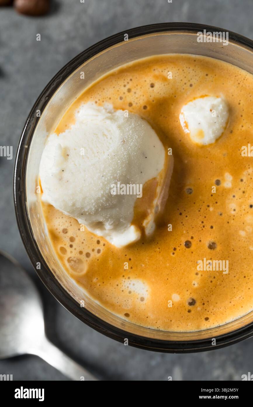 Caffè fatto in casa gelato gelato affogato in tazza Foto Stock