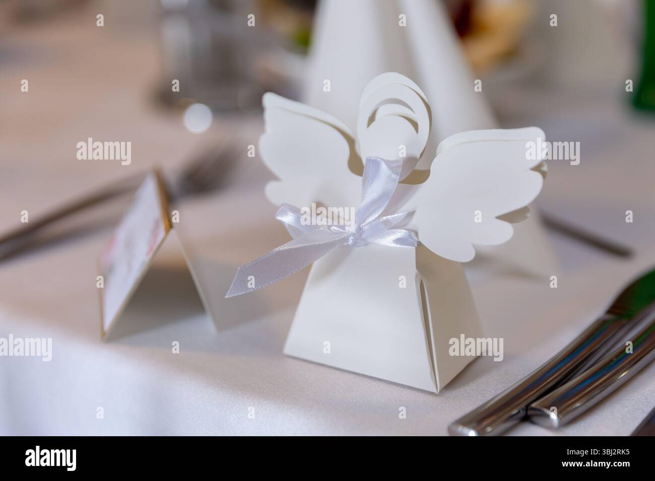 Scoprite l'elegante arredamento del tavolo da sposa con un bellissimo porta carte Angel Place per la vostra giornata Foto Stock