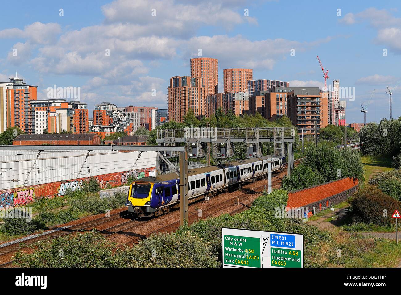 Northern arriva treni a Leeds City, West Yorkshire, Regno Unito Foto Stock