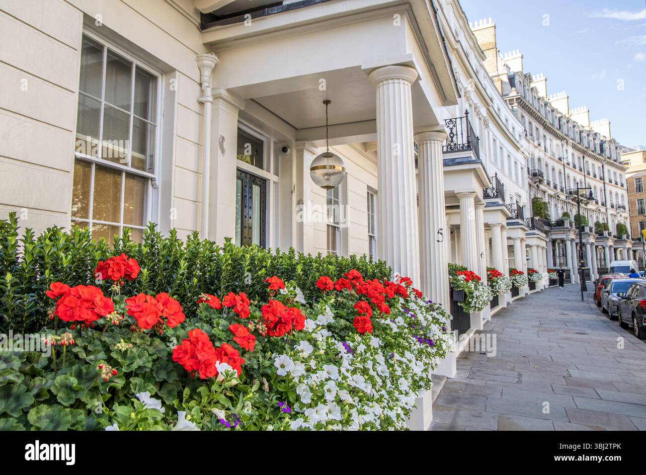 Londra, Regno Unito - 19 agosto 2023: Una veduta di Grosvenor crescent a Belgravia Foto Stock