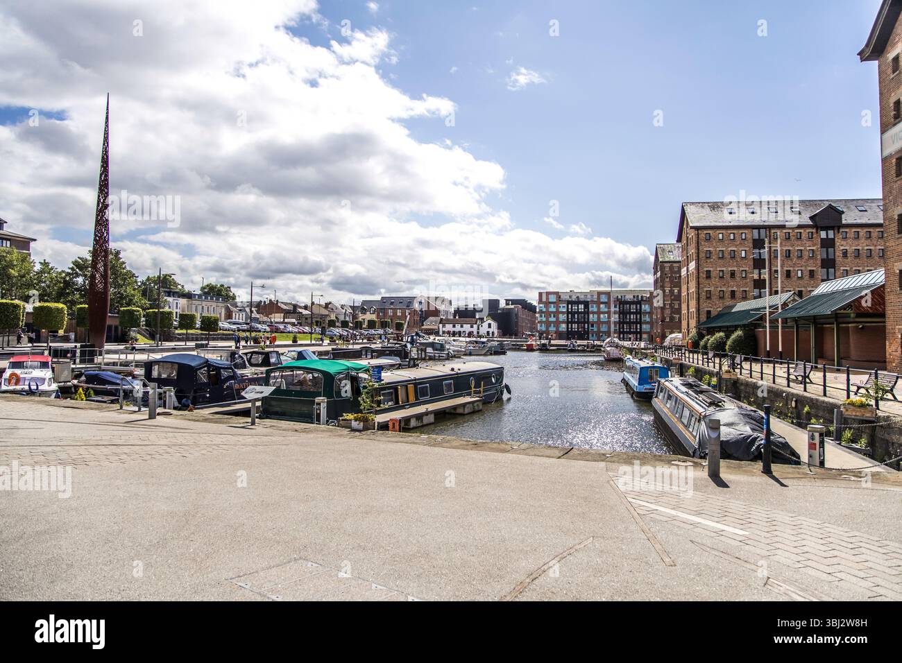 Gloucester, Regno Unito - 19 agosto 2023: Gloucester Docks Marina presso Sharpness Canal. I moli comprendono quindici magazzini vittoriani. Foto Stock