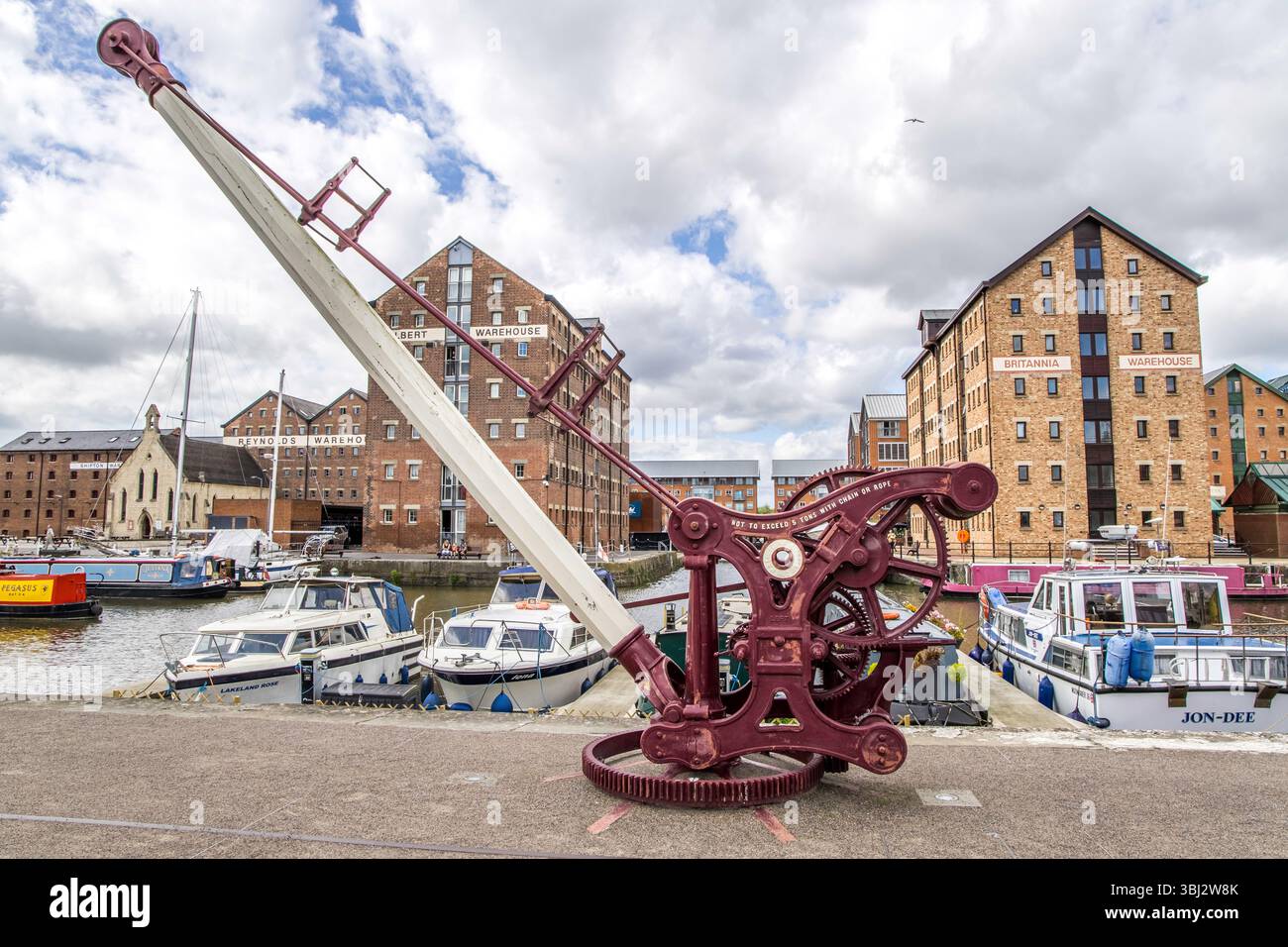 Gloucester, Regno Unito - 19 agosto 2023: Gloucester Docks at Sharpness Canal. I moli comprendono quindici magazzini vittoriani. I magazzini di Britannia Albert. Foto Stock