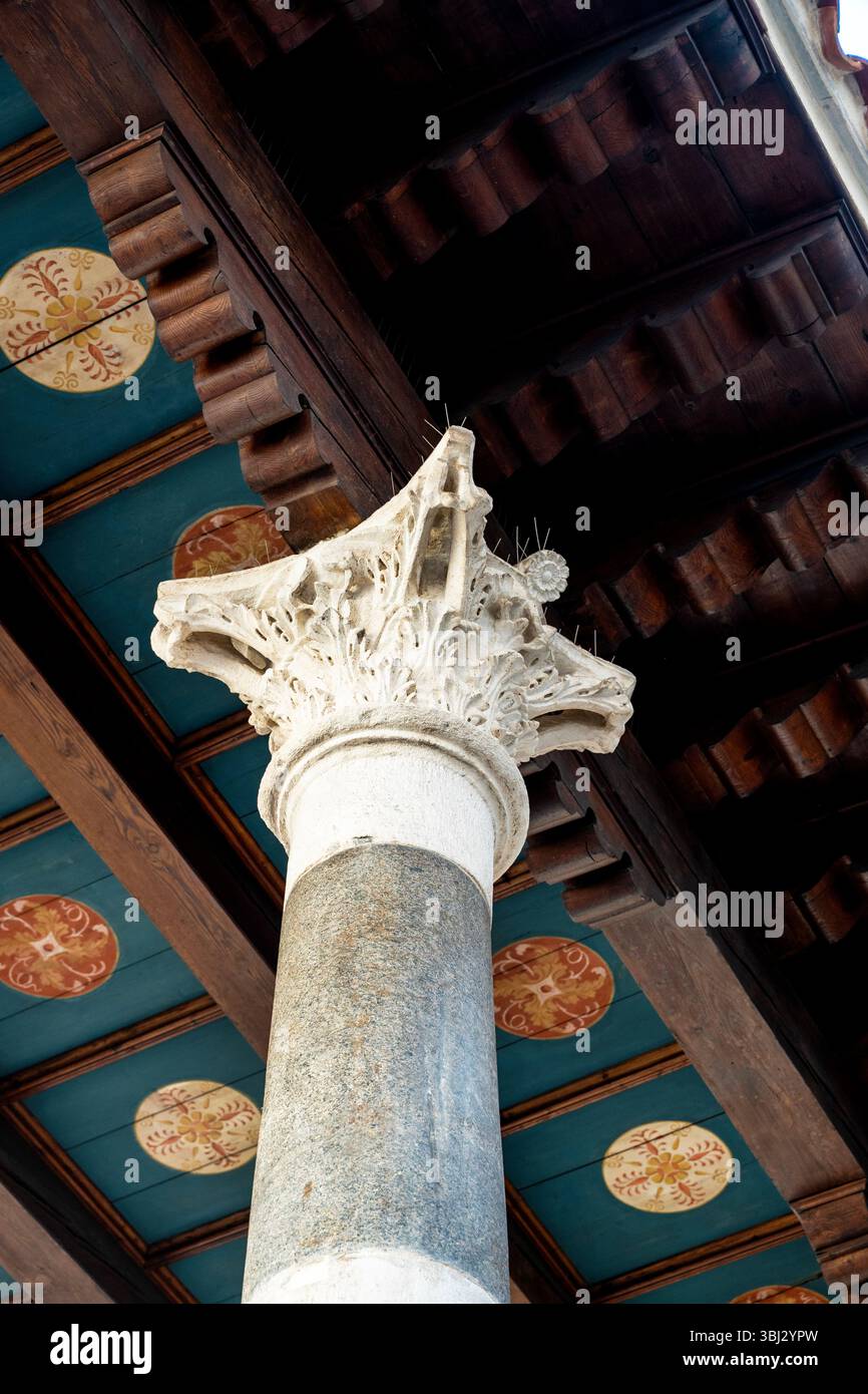 Ogni campidoglio è scolpito in modo unico nella Loggia della città di Traù, Croazia. Foto Stock