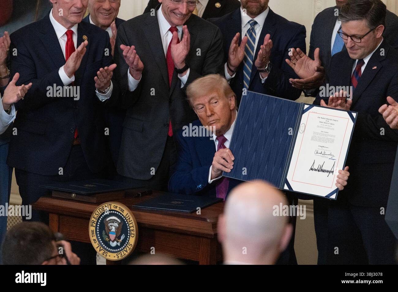 Washington, Stati Uniti. 12 giugno 2025. Il presidente degli Stati Uniti Donald Trump mostra un disegno di legge firmato durante una cerimonia di firma alla Casa Bianca a Washington, DC, negli Stati Uniti, il 12 giugno 2025. Trump si è spostato giovedì in occasione di una cerimonia di firma della Casa Bianca per eliminare gli standard sulle emissioni dei veicoli leader a livello nazionale della California, ribaltando le rigide regole che erano diventate un modello per gli stati di tutta la nazione per realizzare le loro ambizioni in materia di gas serra. Crediti: HU Yousong/Xinhua/Alamy Live News Foto Stock