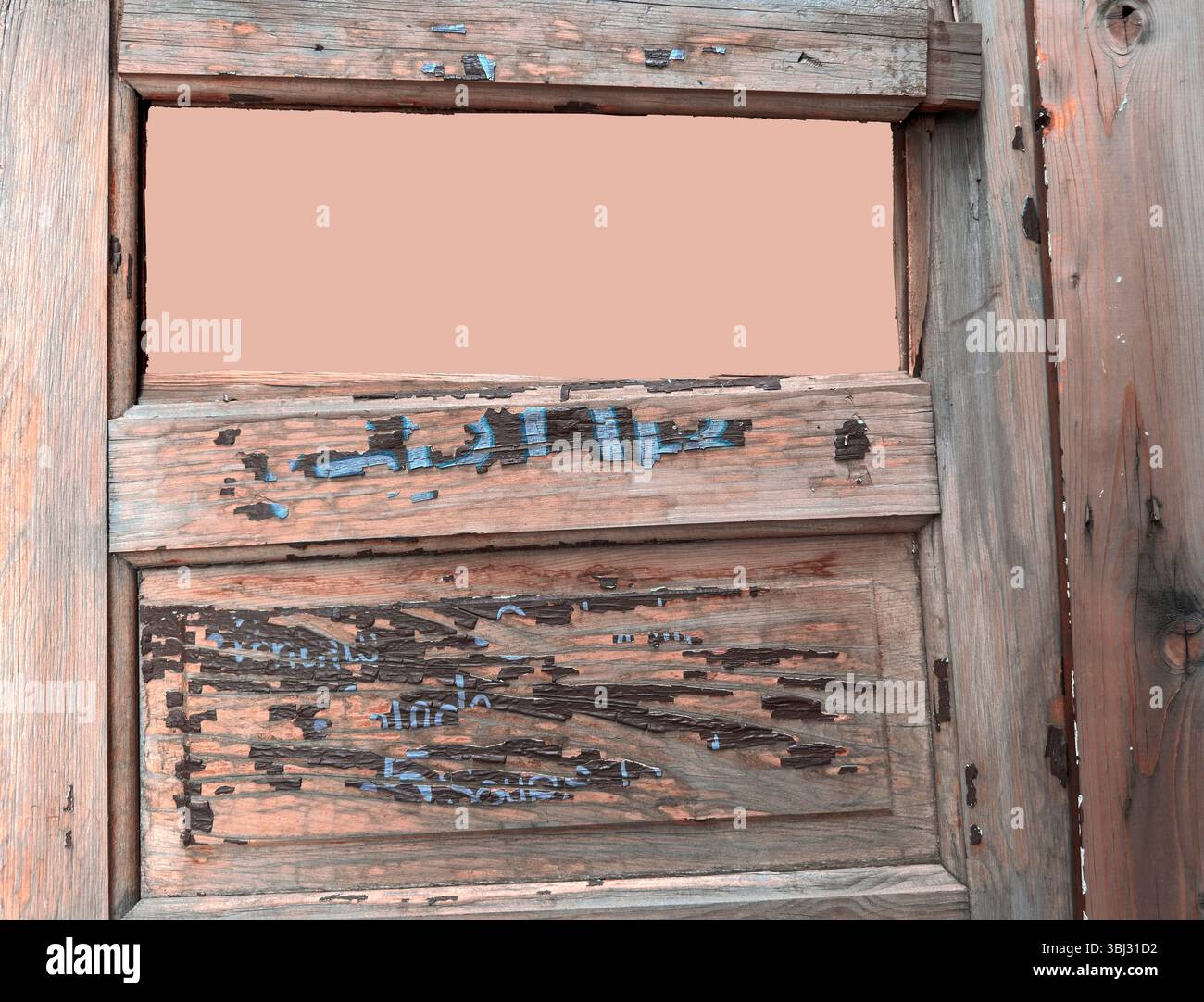 Lo spazio di testo su una vecchia porta per lavagna ha pannelli con vernice staccabile e vecchie lettere. Aggiungi il tuo cartello segnaletico per il primo piano della vecchia porta in legno incrinata. Foto Stock