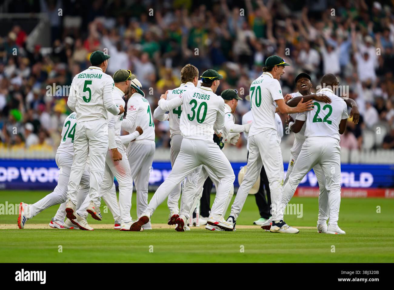 LONDRA, REGNO UNITO. 12 giugno: I lungi Ngidi del Sudafrica festeggiano dopo aver preso il wicket di Steve Smith dell'Australia durante la finale del campionato del mondo ICC 2025 Australia vs Sud Africa al Lord's Cricket Ground giovedì 12 giugno 2025 a LONDRA, REGNO UNITO. Crediti: Taka Wu/Alamy Live News Foto Stock