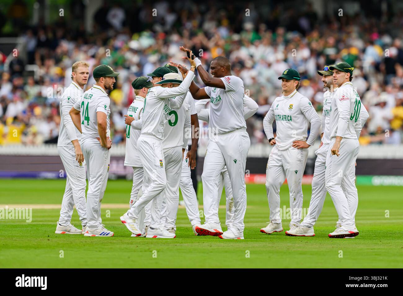 LONDRA, REGNO UNITO. 12 giugno: I lungi Ngidi del Sudafrica (centro) festeggia dopo aver preso il wicket al largo di Beau Webster dell'Australia catturato da David Bedingham del Sudafrica durante la finale del Campionato del mondo ICC 2025 Australia vs Sud Africa al Lord's Cricket Ground giovedì 12 giugno 2025 a LONDRA, REGNO UNITO. Crediti: Taka Wu/Alamy Live News Foto Stock