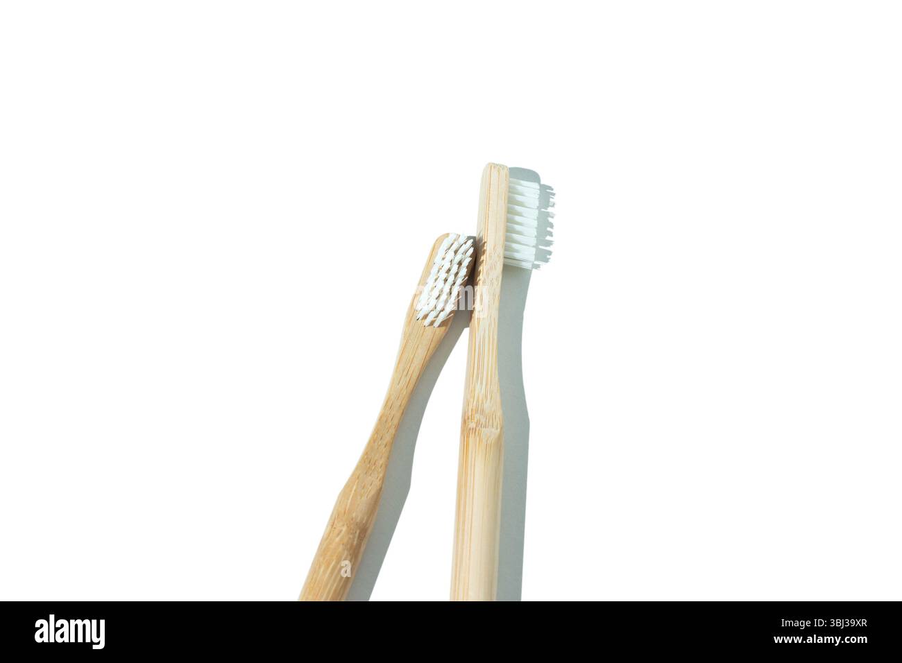 Spazzolini in legno ecocompatibili dal design minimalista su sfondo bianco Foto Stock