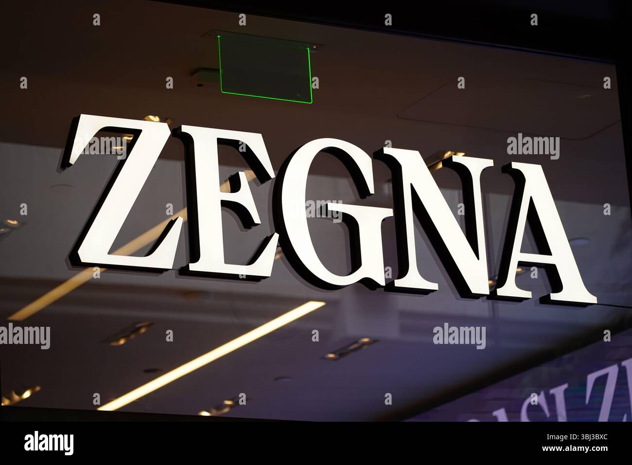Honolulu, HI - 22 gennaio 2025: Marchio italiano di lusso Ermenegildo Zegna N.V. presso il centro commerciale Ala Moana. Foto Stock